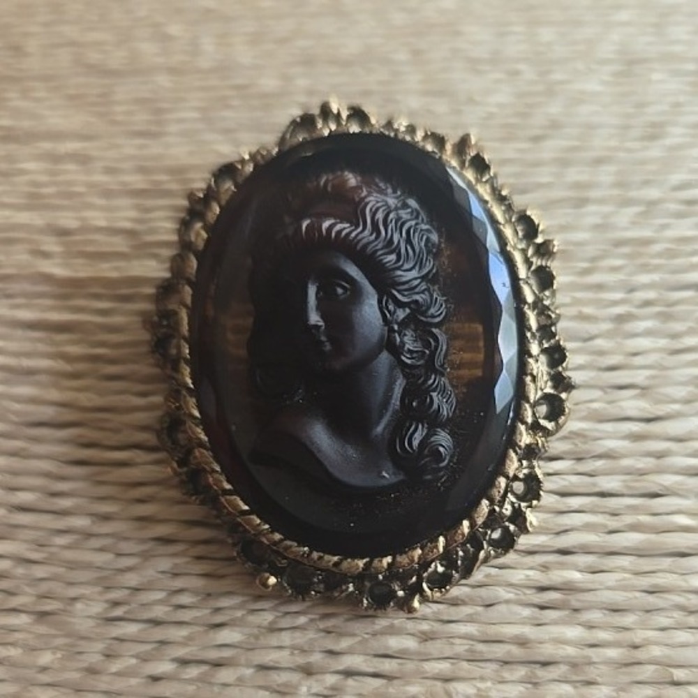 Vtg brown glass cameo pendant carved lady cabochon goldtone filigree renaissance
